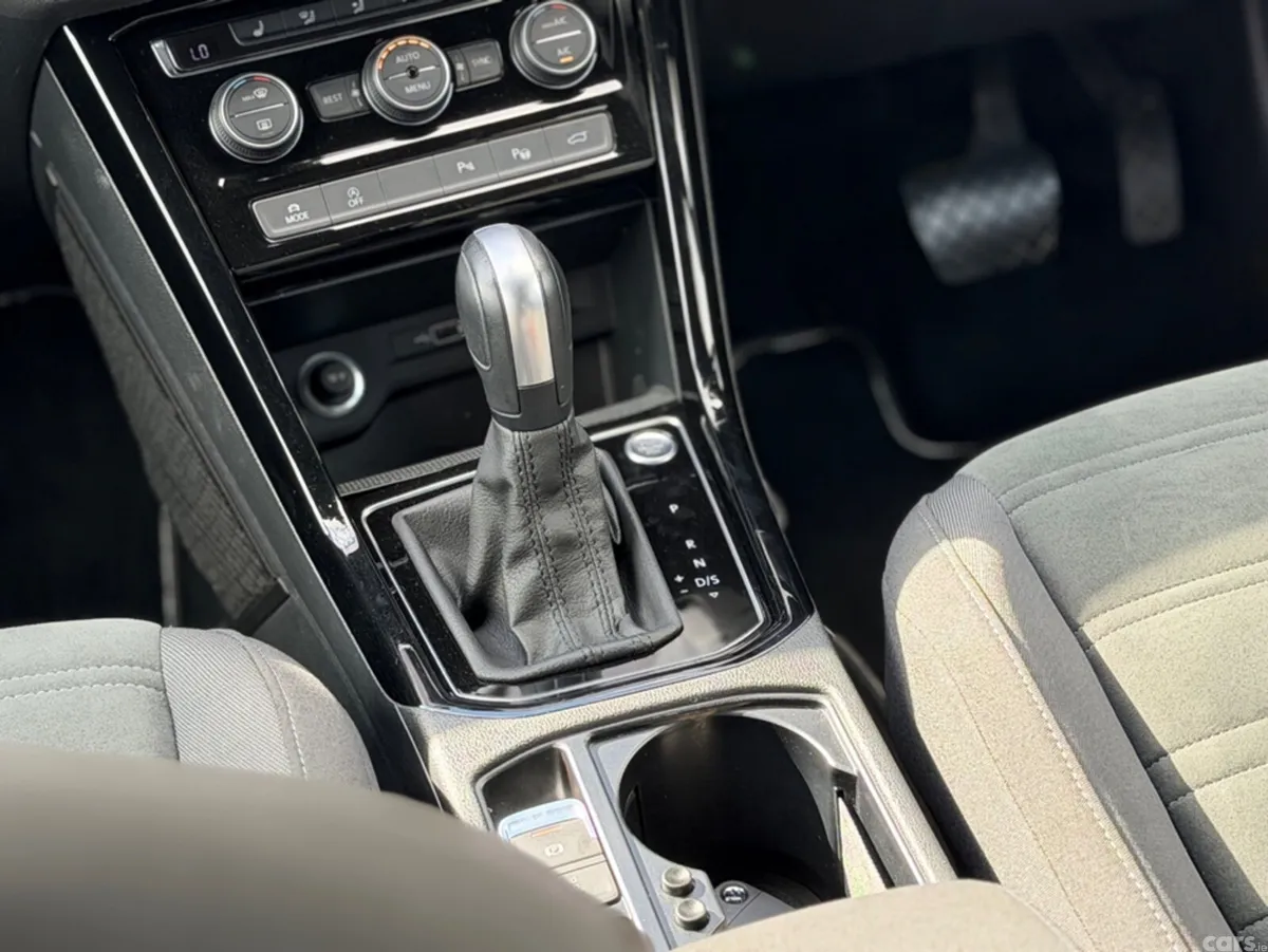 Volkswagen Touran MPV, Petrol, 2019, White