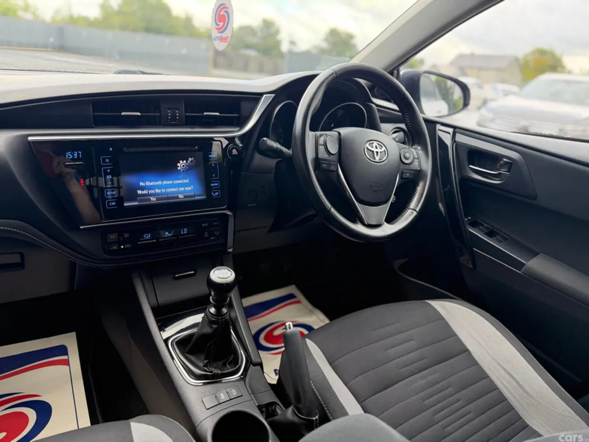 Toyota Auris Hatchback, Diesel, 2015, Silver