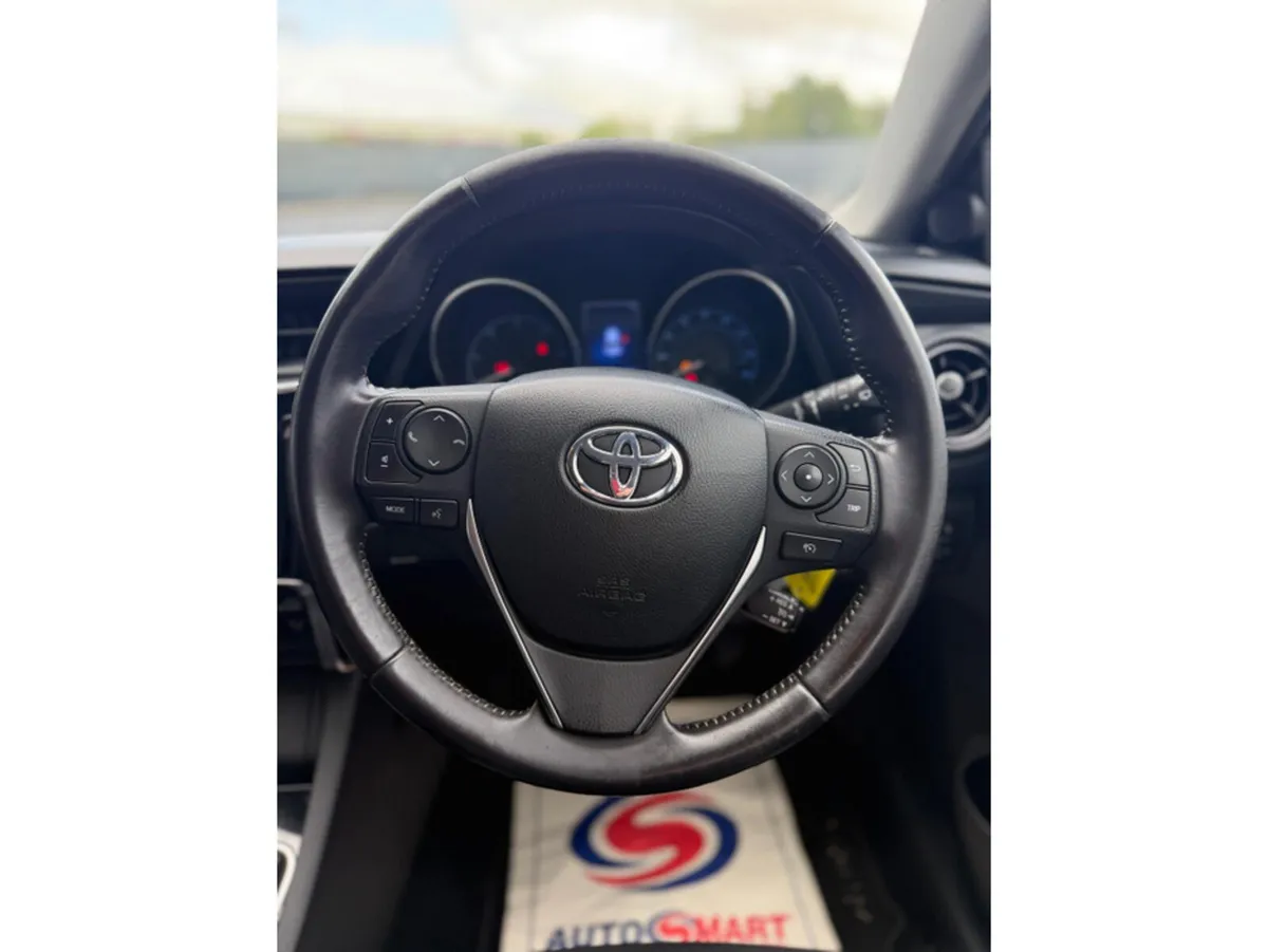 Toyota Auris Hatchback, Diesel, 2015, Silver