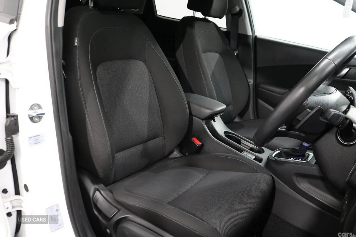 Hyundai KONA Hatchback, Petrol Hybrid, 2023, White