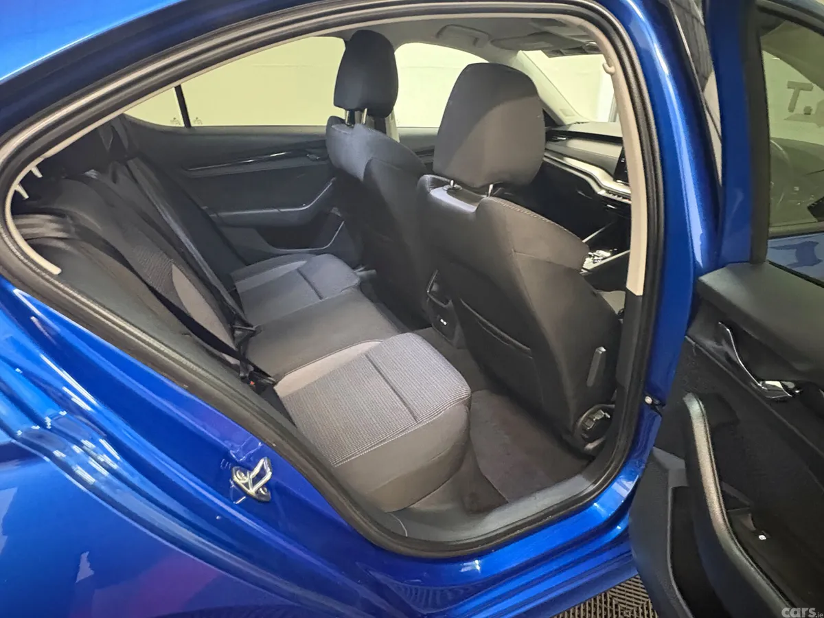 Skoda Octavia Hatchback, Petrol Hybrid, 2022, Blue