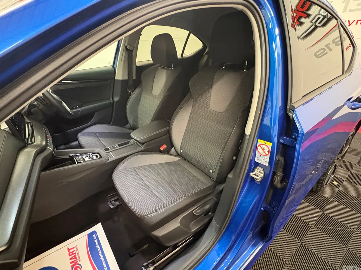 Skoda Octavia Hatchback, Petrol Hybrid, 2022, Blue