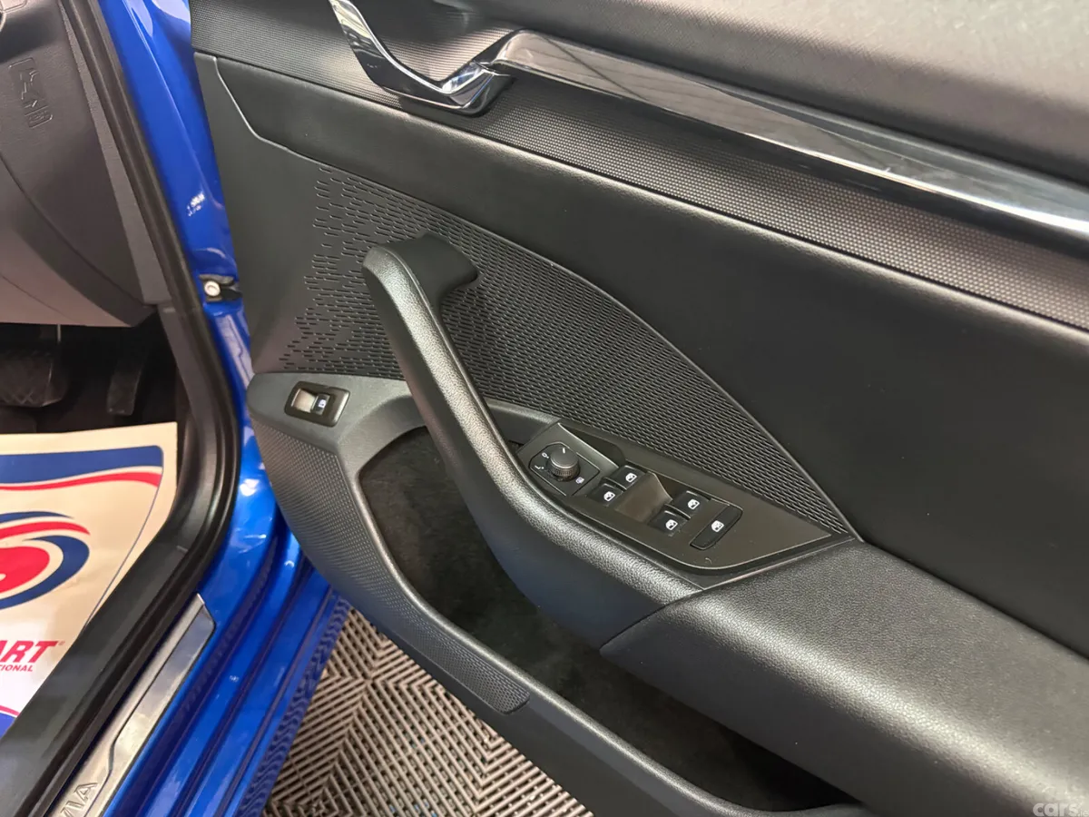 Skoda Octavia Hatchback, Petrol Hybrid, 2022, Blue