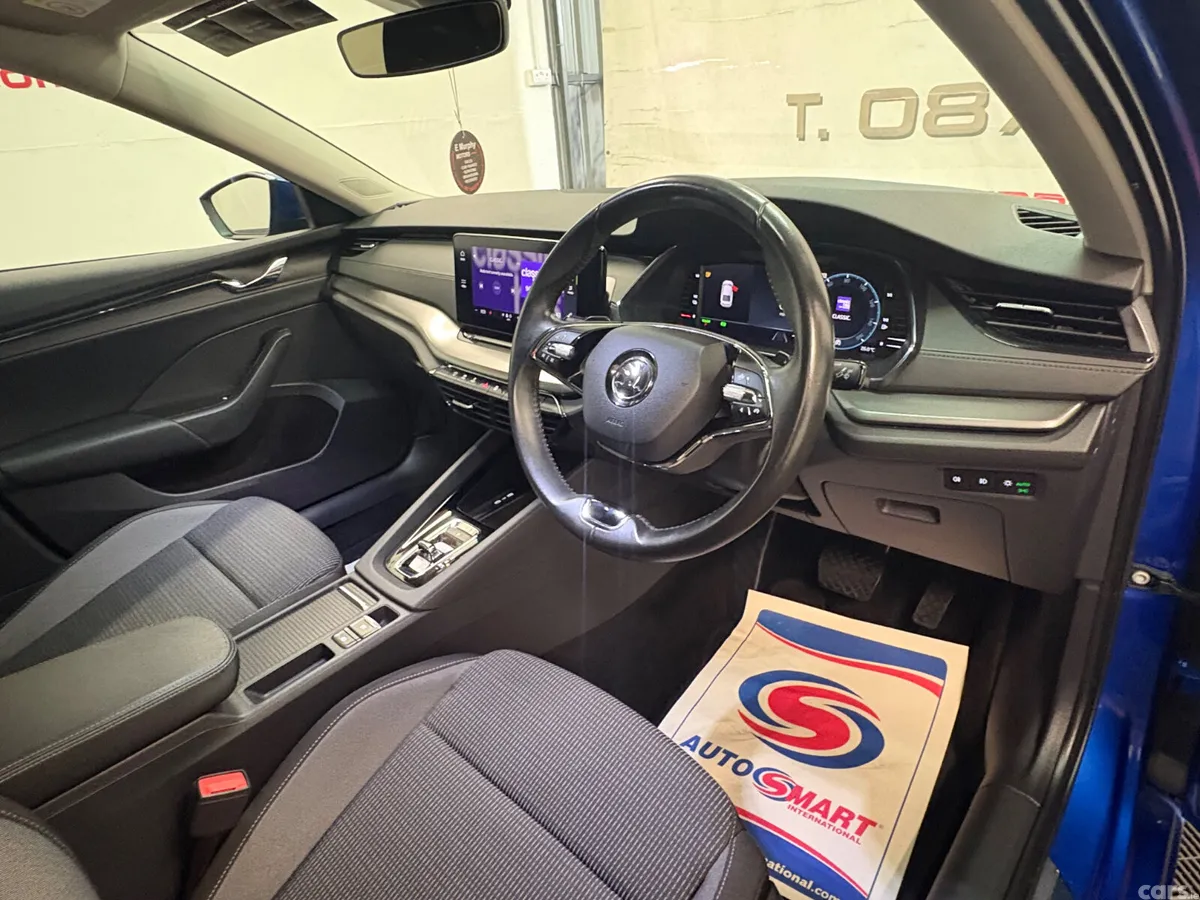 Skoda Octavia Hatchback, Petrol Hybrid, 2022, Blue
