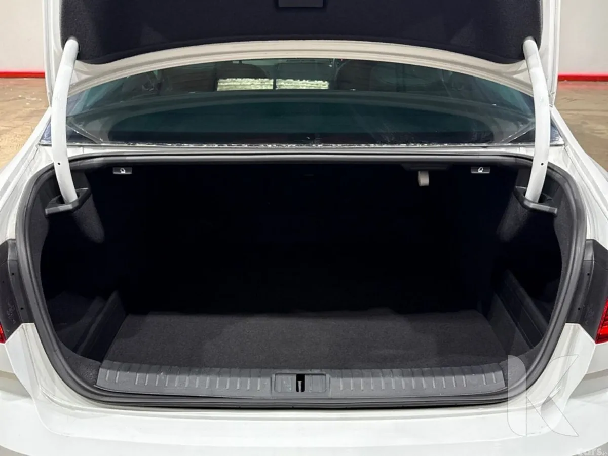 Volkswagen Passat Saloon, Petrol, 2018, White