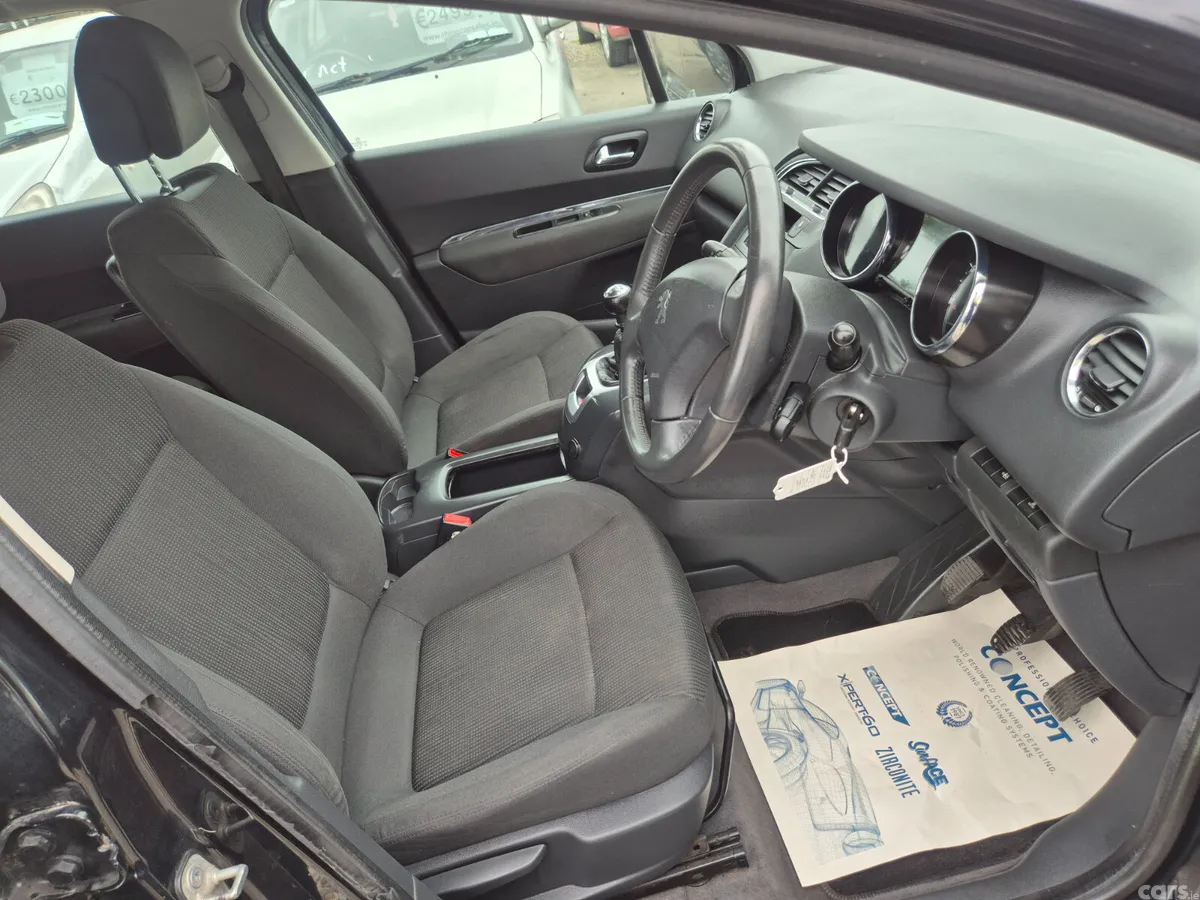 Peugeot 5008 MPV, Diesel, 2012, Black