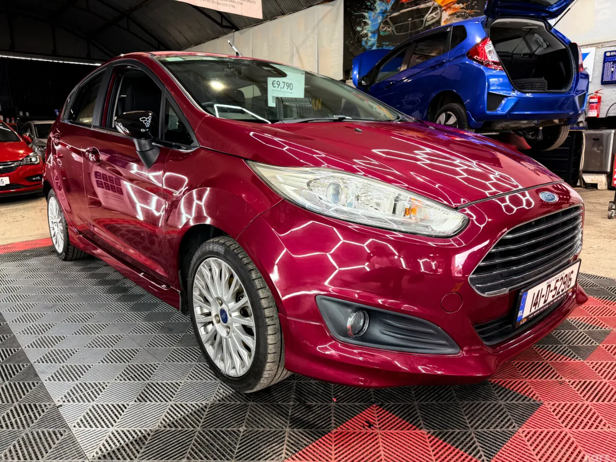 Ford Fiesta Hatchback, Petrol, 2014, Red