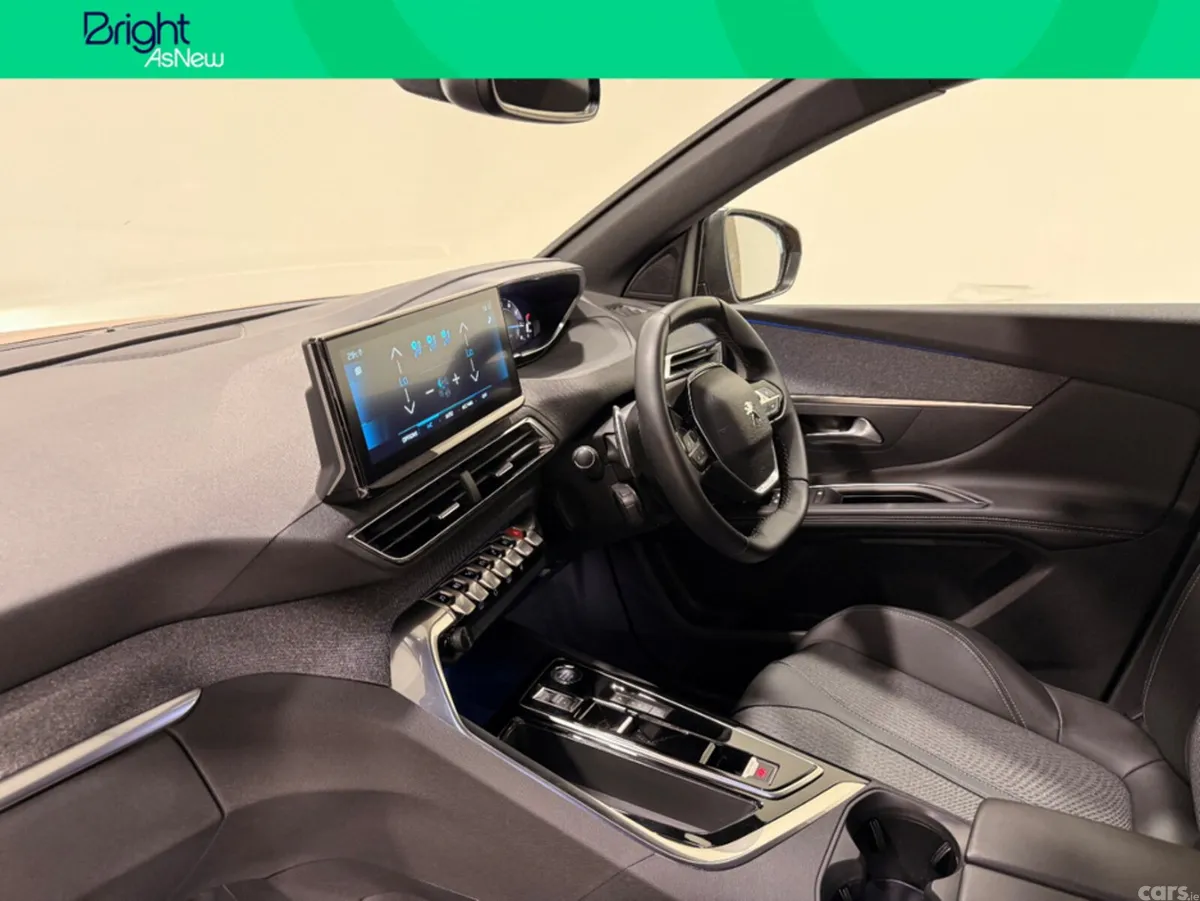 Peugeot 3008 MPV, Petrol, 2023, Red