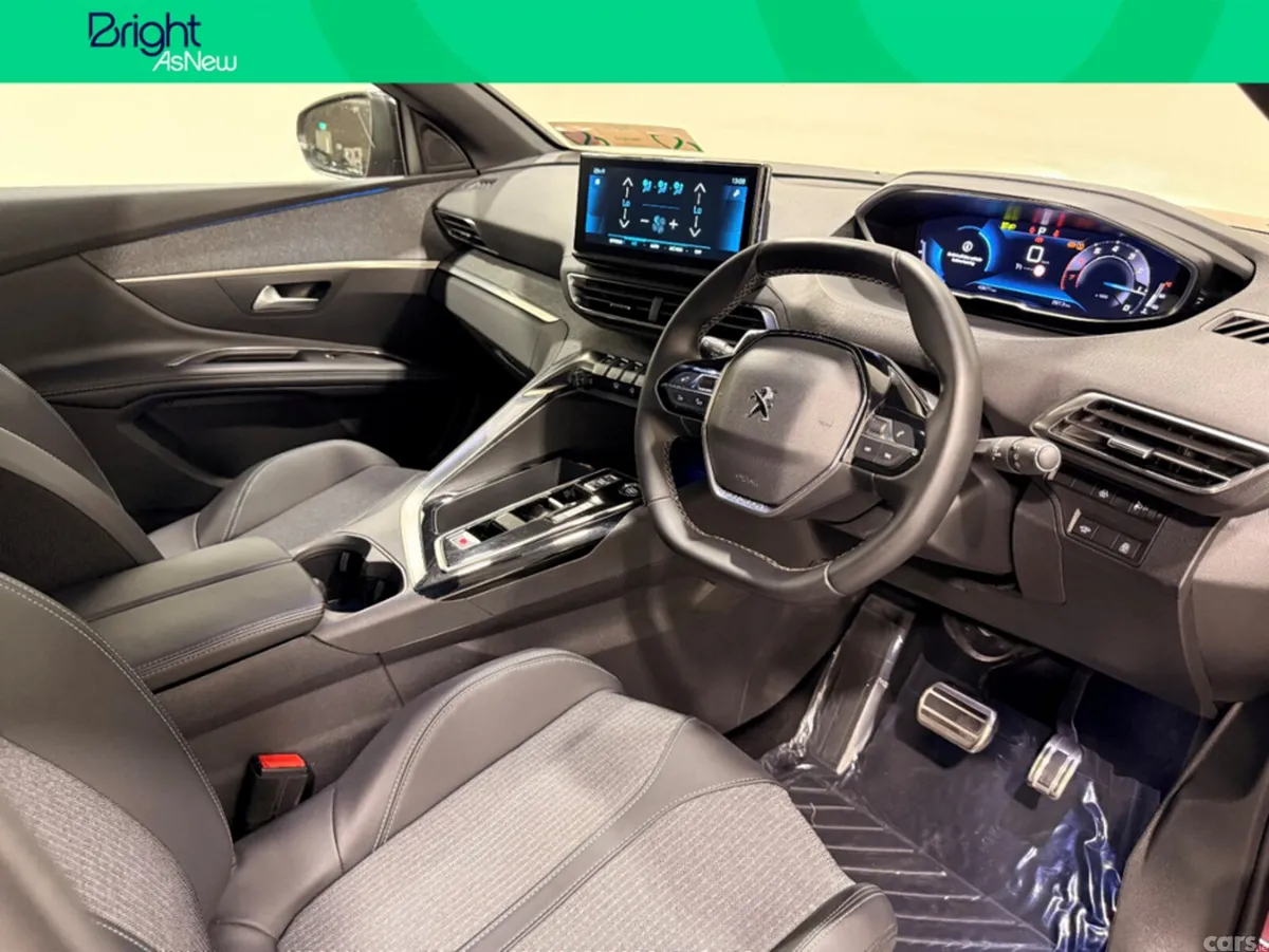 Peugeot 3008 MPV, Petrol, 2023, Red