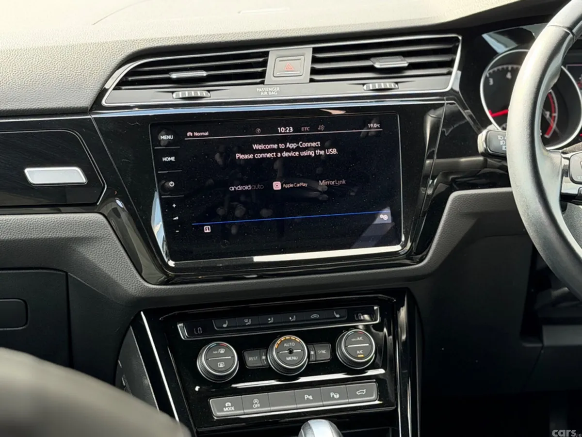 Volkswagen Touran MPV, Petrol, 2019, White