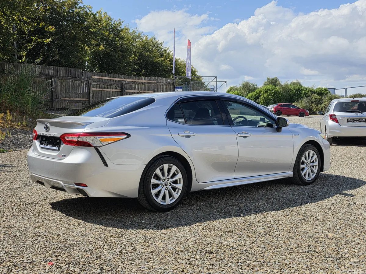 Toyota Camry Saloon, Petrol Hybrid, 2019, Silver