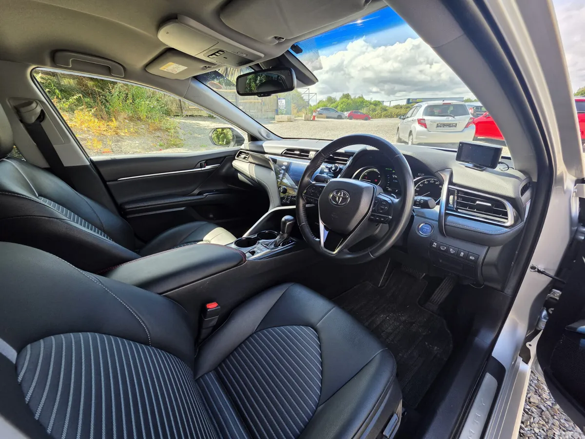 Toyota Camry Saloon, Petrol Hybrid, 2019, Silver