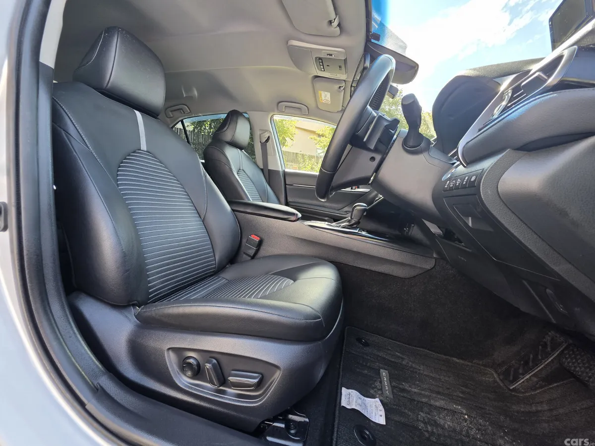 Toyota Camry Saloon, Petrol Hybrid, 2019, Silver