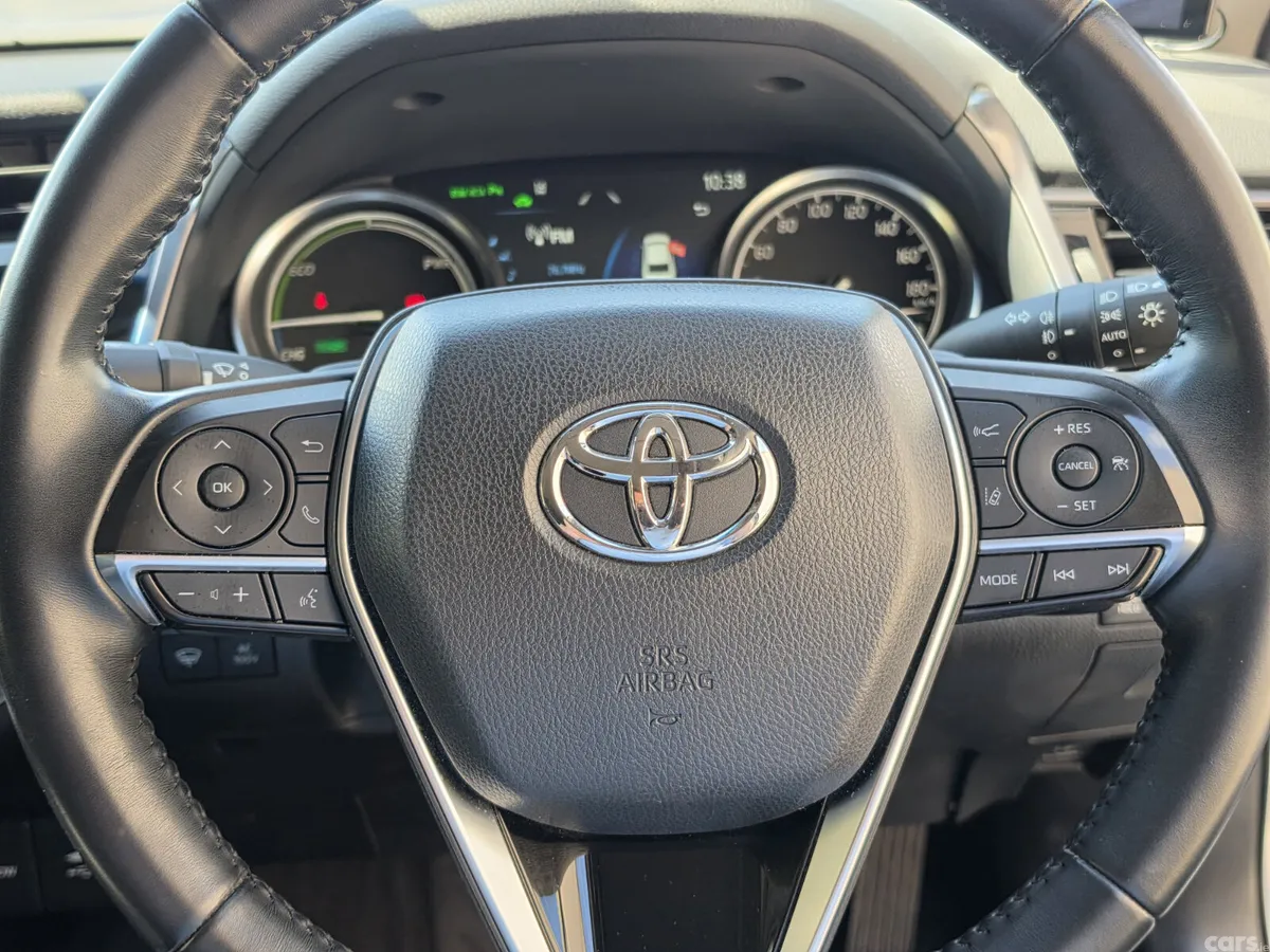 Toyota Camry Saloon, Petrol Hybrid, 2019, Silver