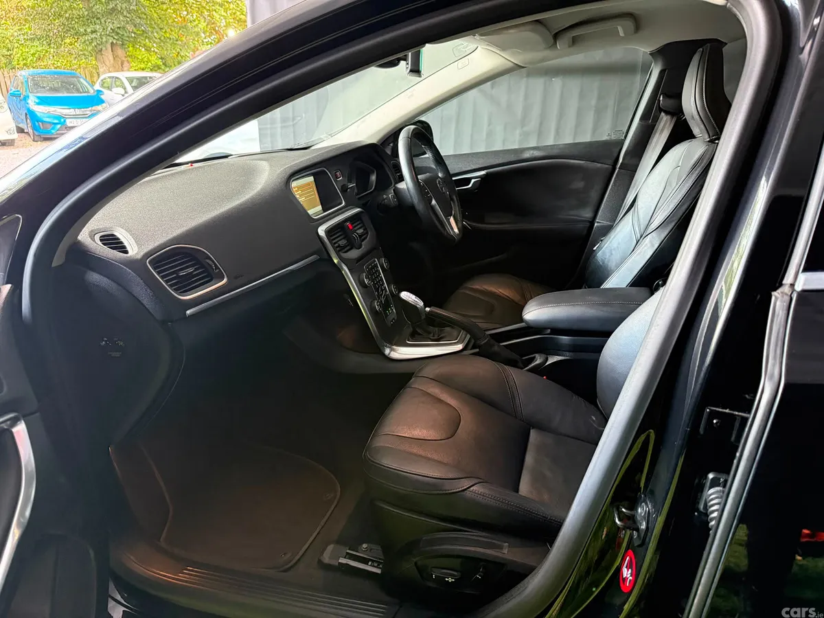 Volvo V40 Hatchback, Petrol, 2013, Black