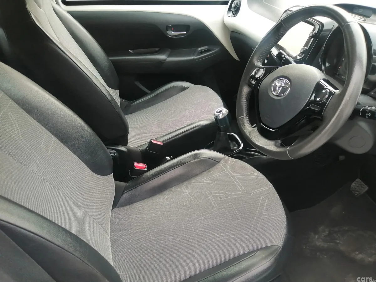 Toyota Aygo Hatchback, Petrol, 2014, White