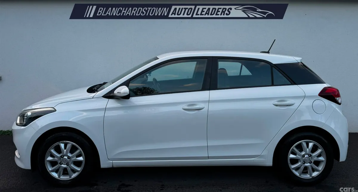 Hyundai i20 Hatchback, Petrol, 2017, White