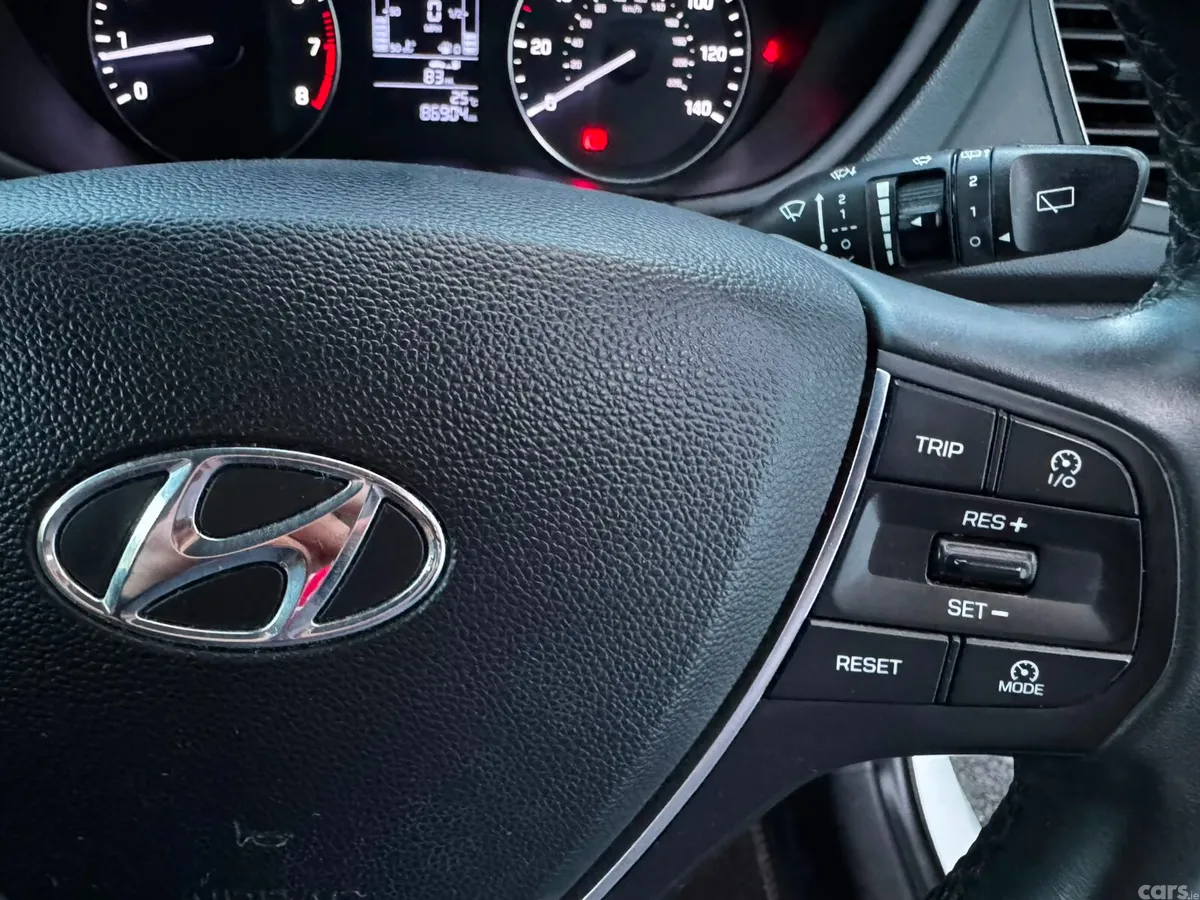 Hyundai i20 Hatchback, Petrol, 2017, White