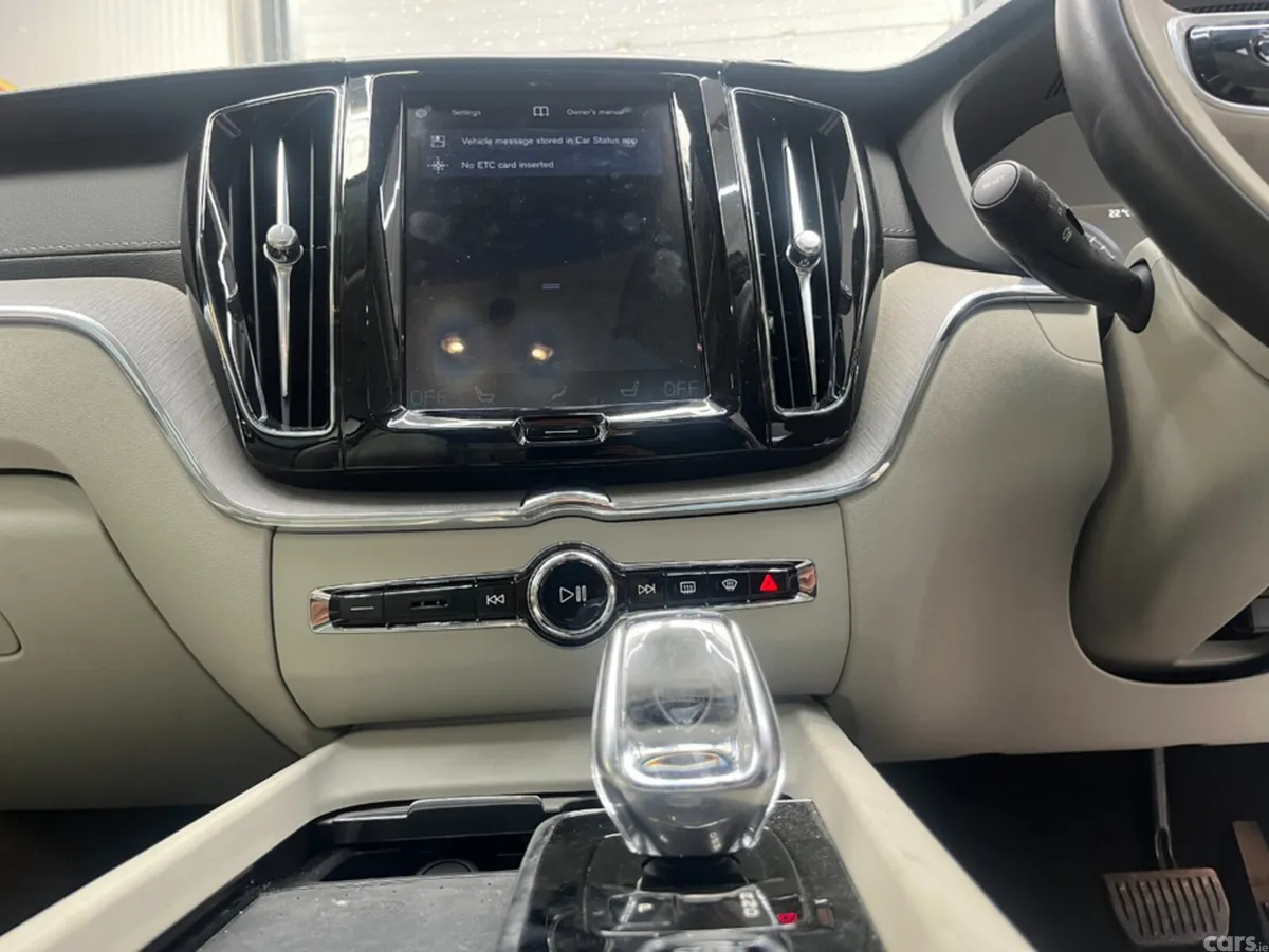 Volvo XC60 SUV, Petrol Hybrid, 2021, White