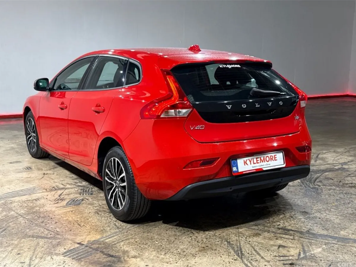 Volvo V40 Hatchback, Petrol, 2019, Red