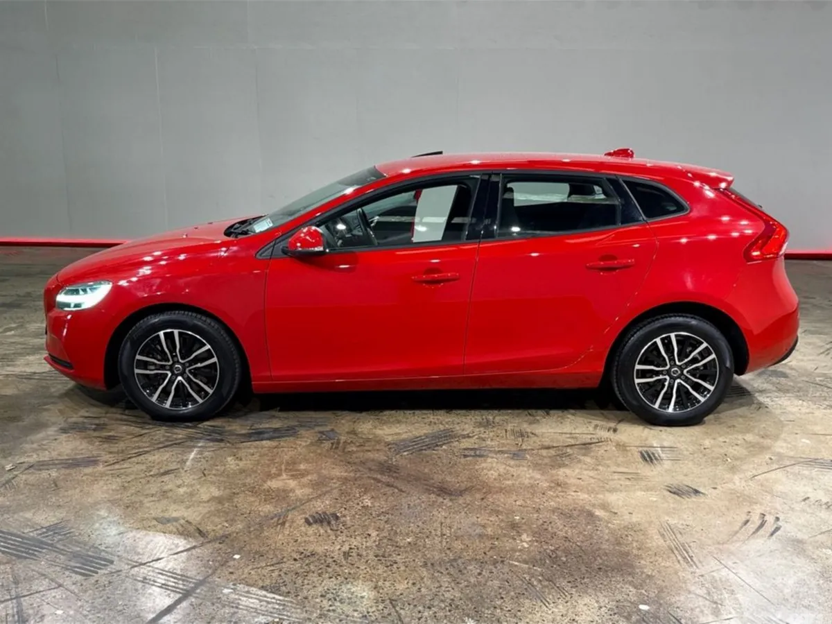 Volvo V40 Hatchback, Petrol, 2019, Red