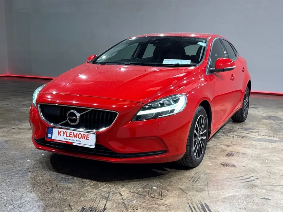 Volvo V40 Hatchback, Petrol, 2019, Red