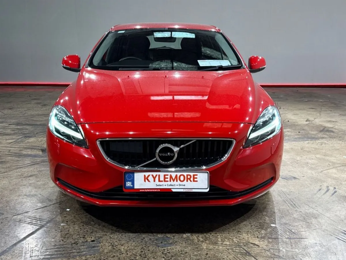 Volvo V40 Hatchback, Petrol, 2019, Red