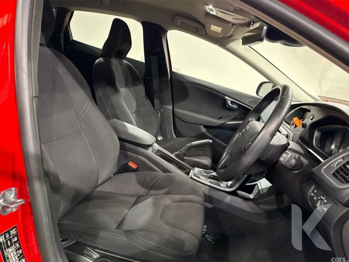 Volvo V40 Hatchback, Petrol, 2019, Red