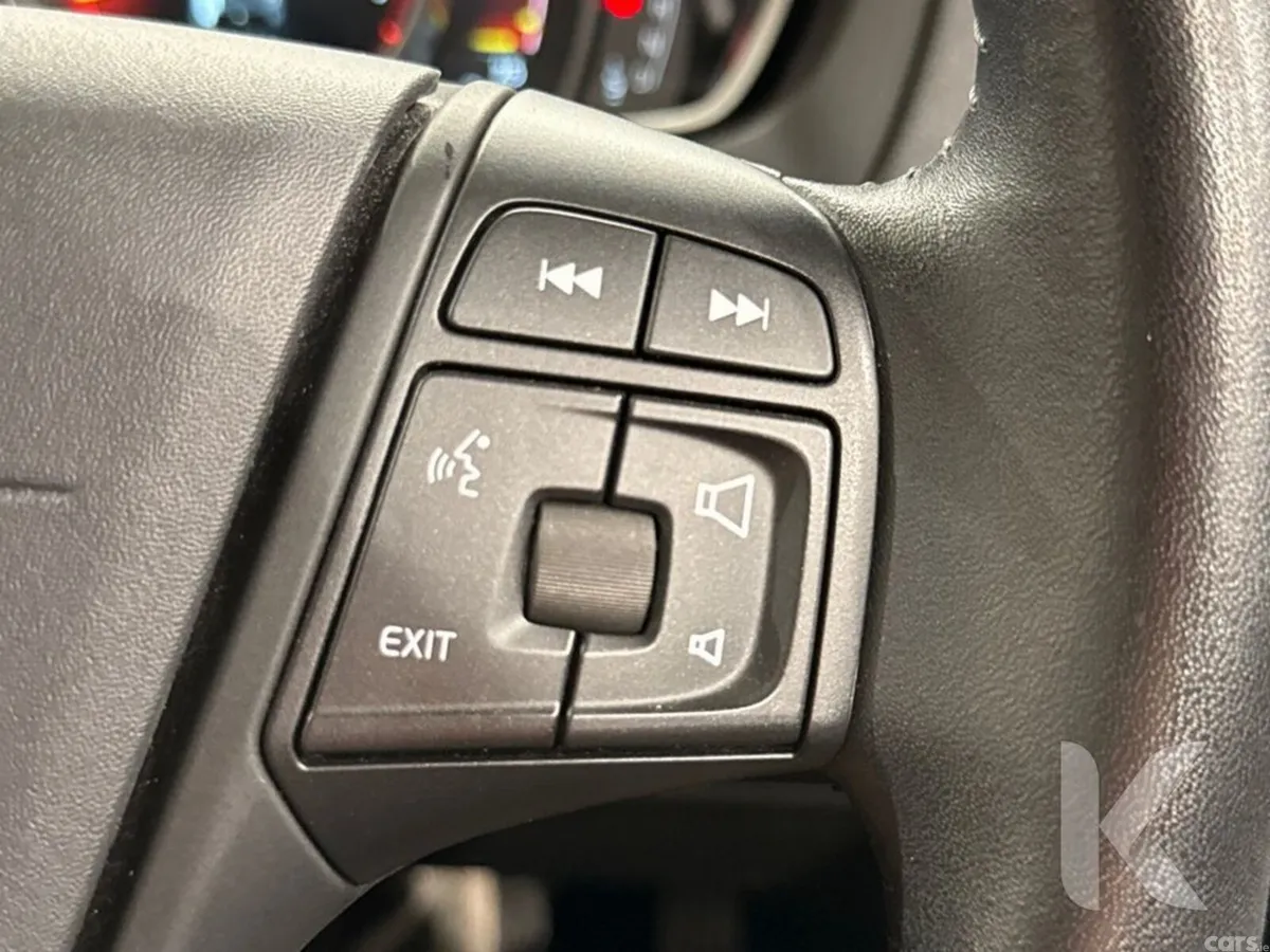 Volvo V40 Hatchback, Petrol, 2019, Red
