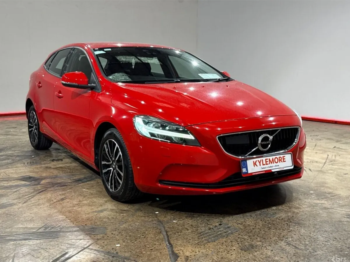 Volvo V40 Hatchback, Petrol, 2019, Red