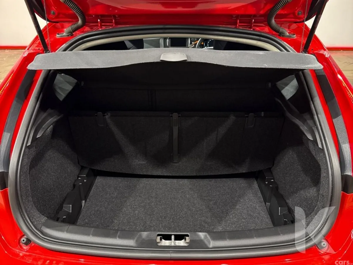 Volvo V40 Hatchback, Petrol, 2019, Red