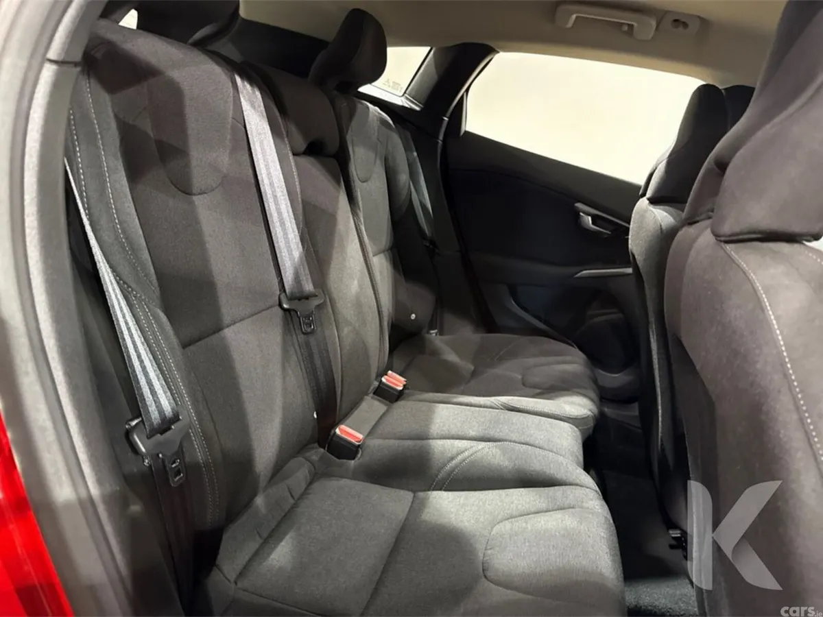 Volvo V40 Hatchback, Petrol, 2019, Red