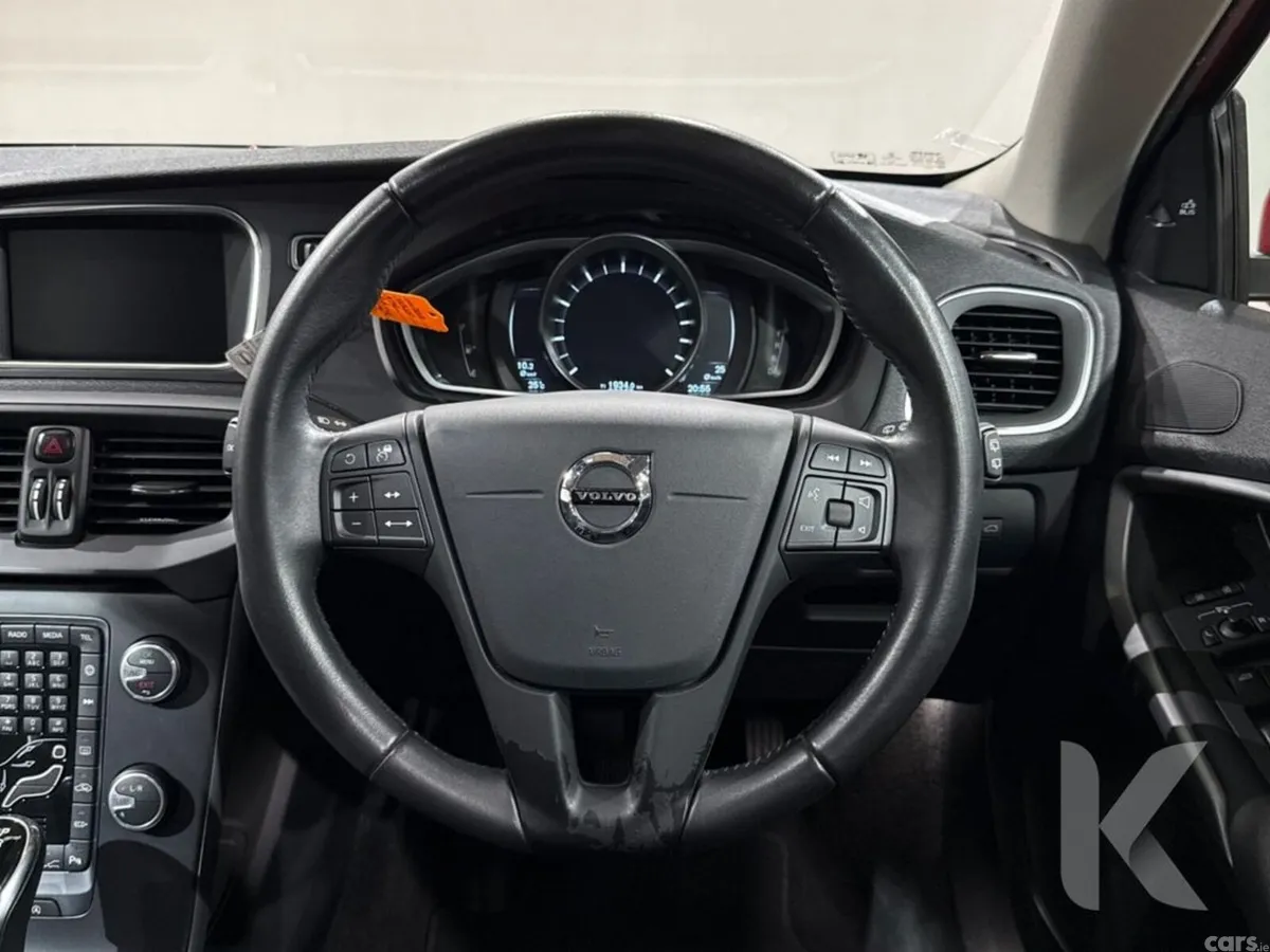 Volvo V40 Hatchback, Petrol, 2019, Red