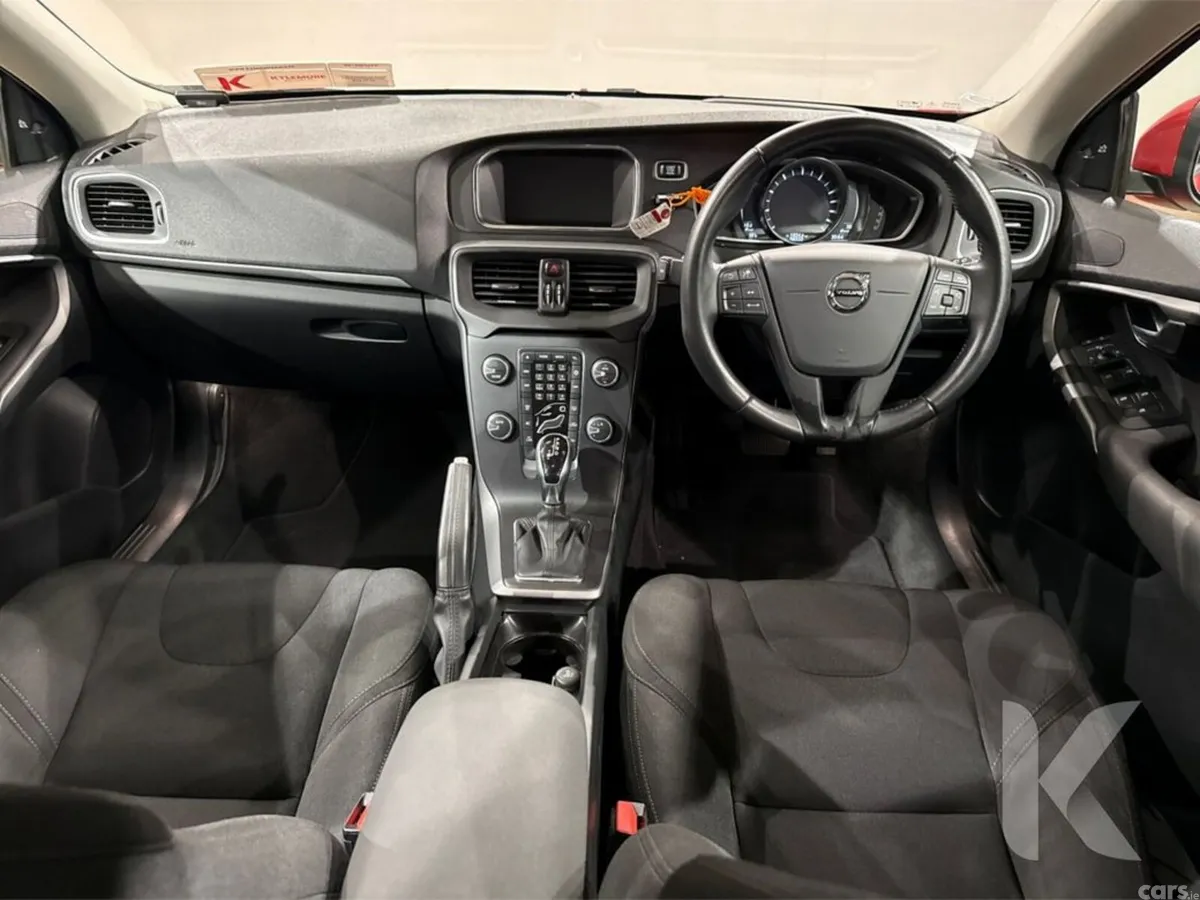 Volvo V40 Hatchback, Petrol, 2019, Red