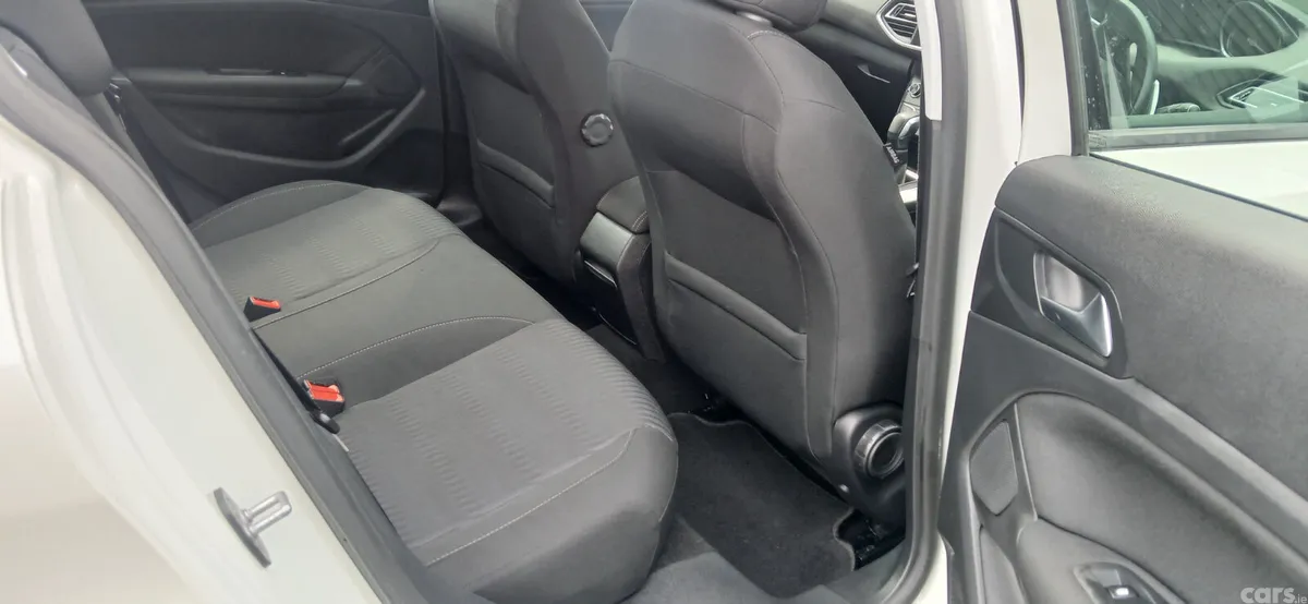 Peugeot 308 Hatchback, Petrol, 2015, White