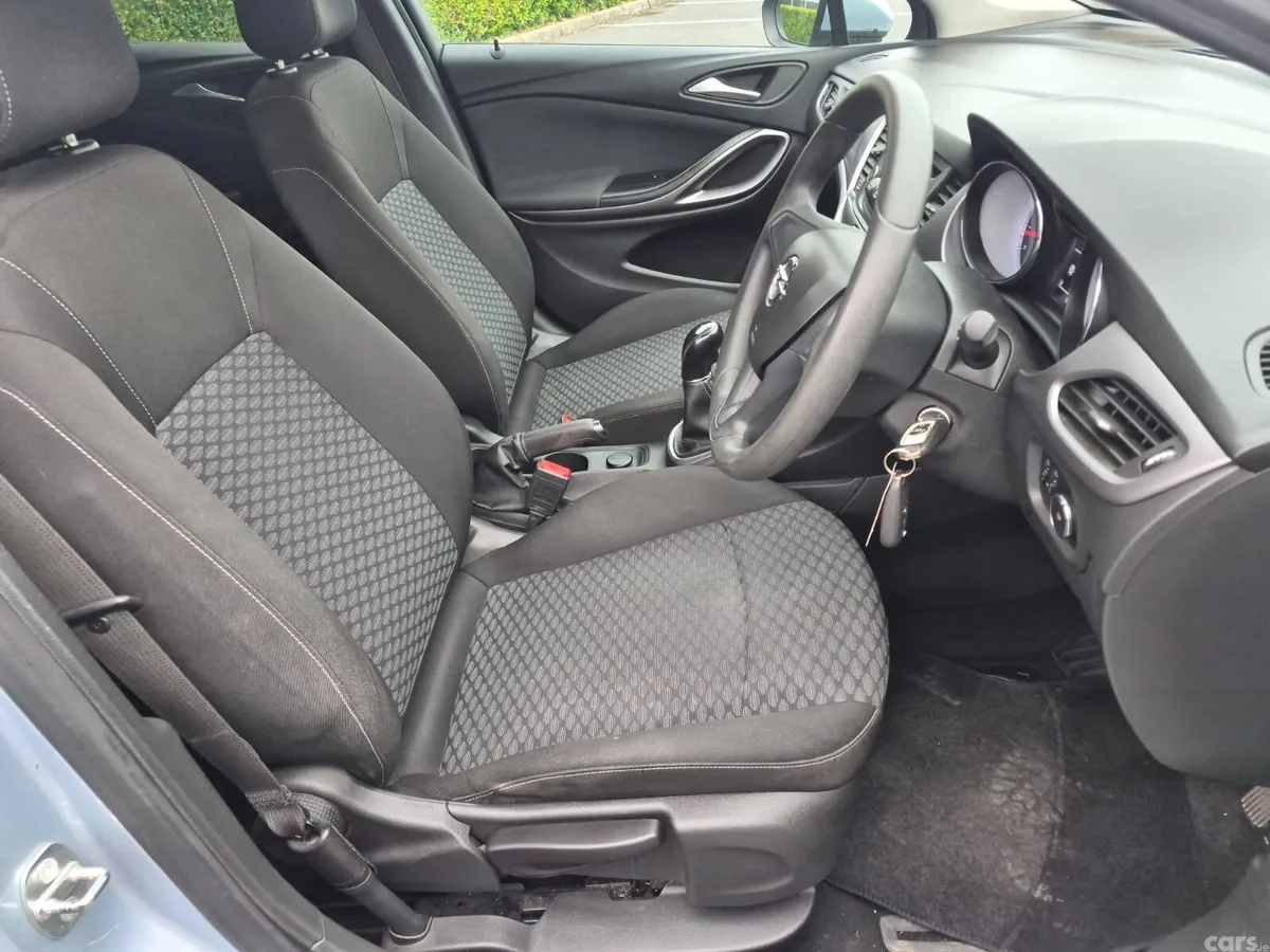 Opel Astra Hatchback, Petrol, 2016, Silver