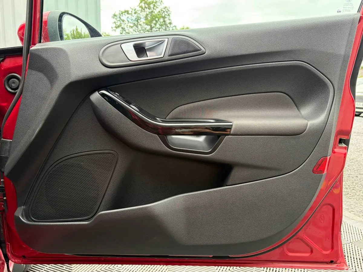 Ford Fiesta Hatchback, Petrol, 2015, Red