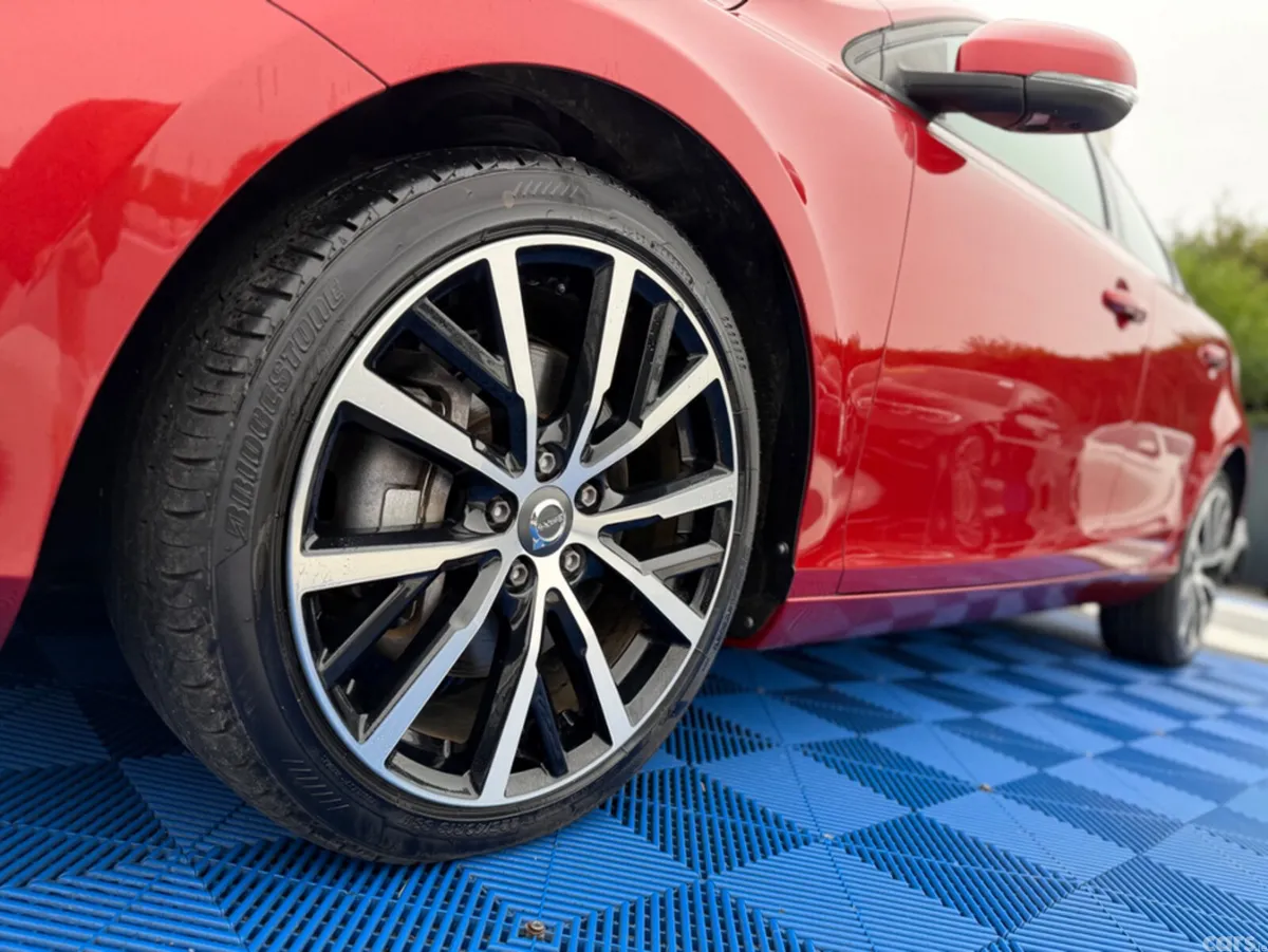 Volvo V40 Hatchback, Diesel, 2019, Red