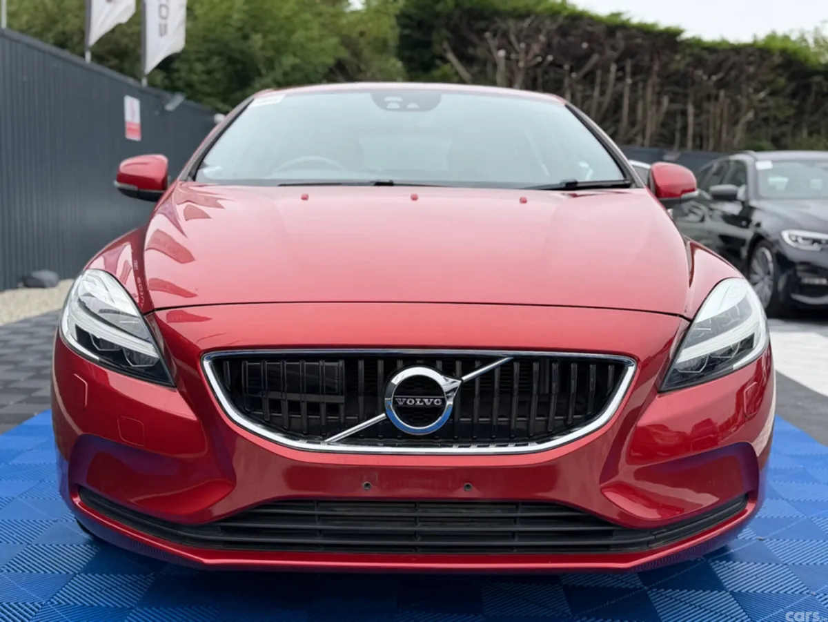 Volvo V40 Hatchback, Diesel, 2019, Red