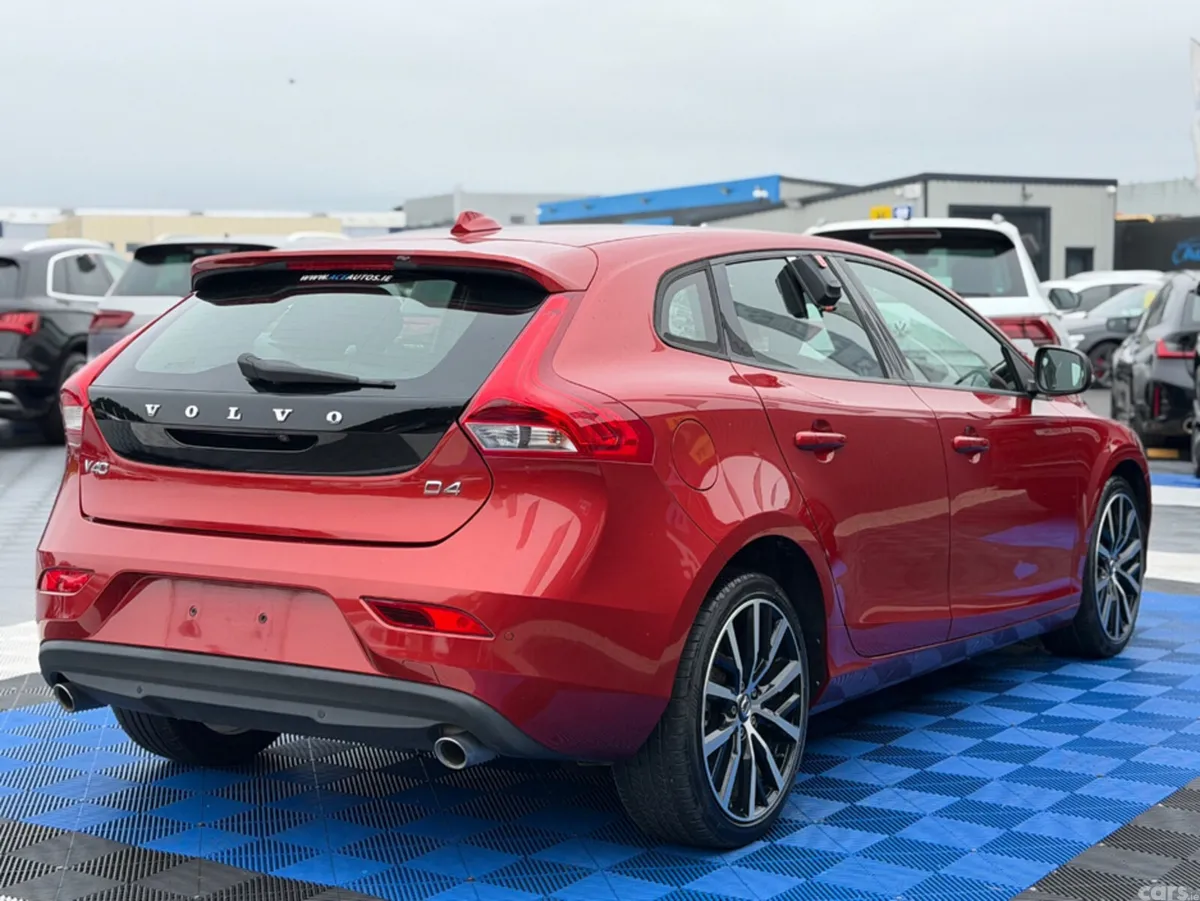 Volvo V40 Hatchback, Diesel, 2019, Red
