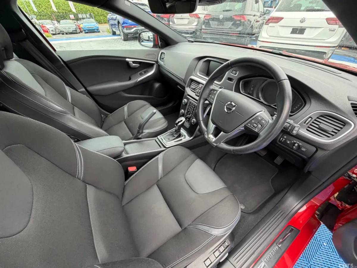 Volvo V40 Hatchback, Diesel, 2019, Red