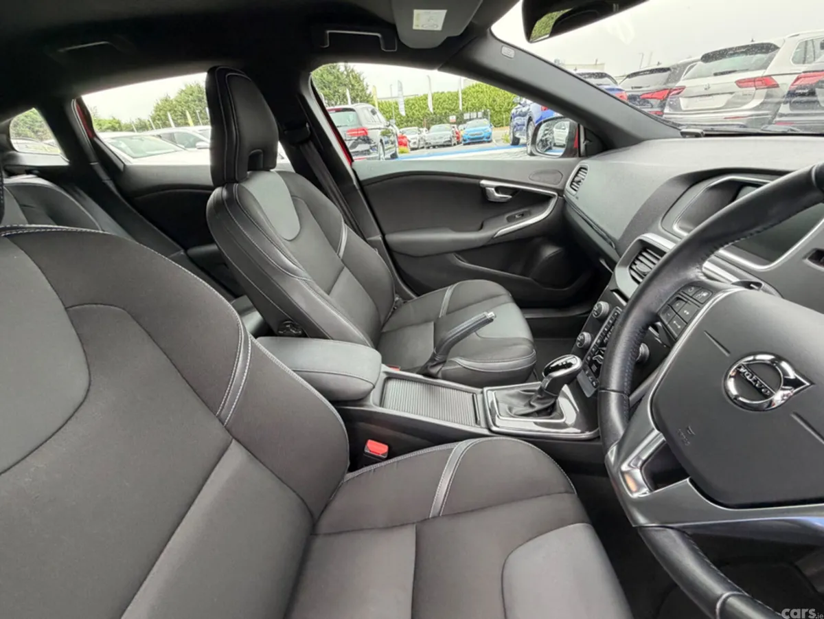 Volvo V40 Hatchback, Diesel, 2019, Red