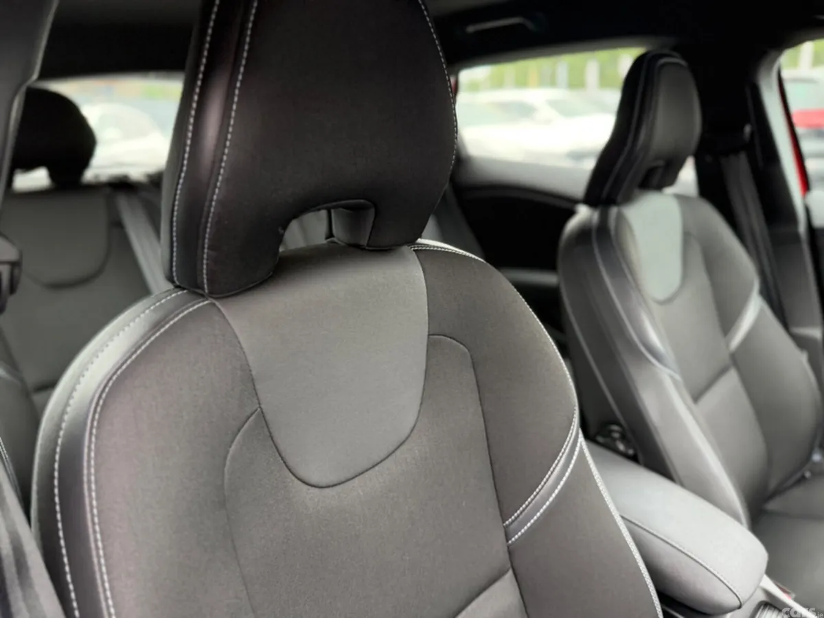 Volvo V40 Hatchback, Diesel, 2019, Red