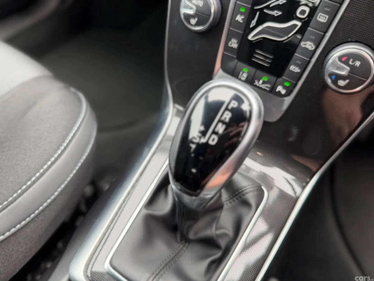 Volvo V40 Hatchback, Diesel, 2019, Red