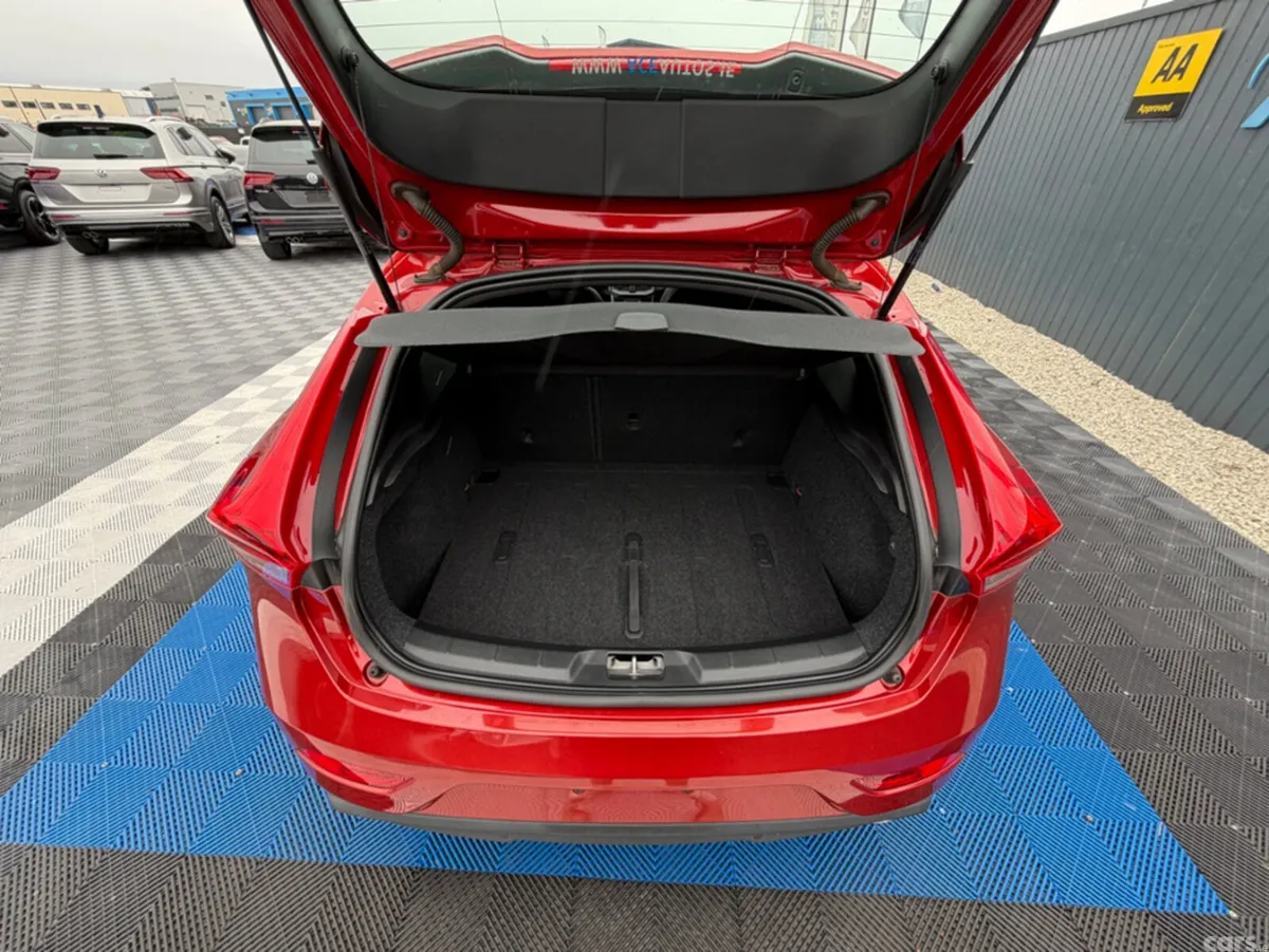 Volvo V40 Hatchback, Diesel, 2019, Red