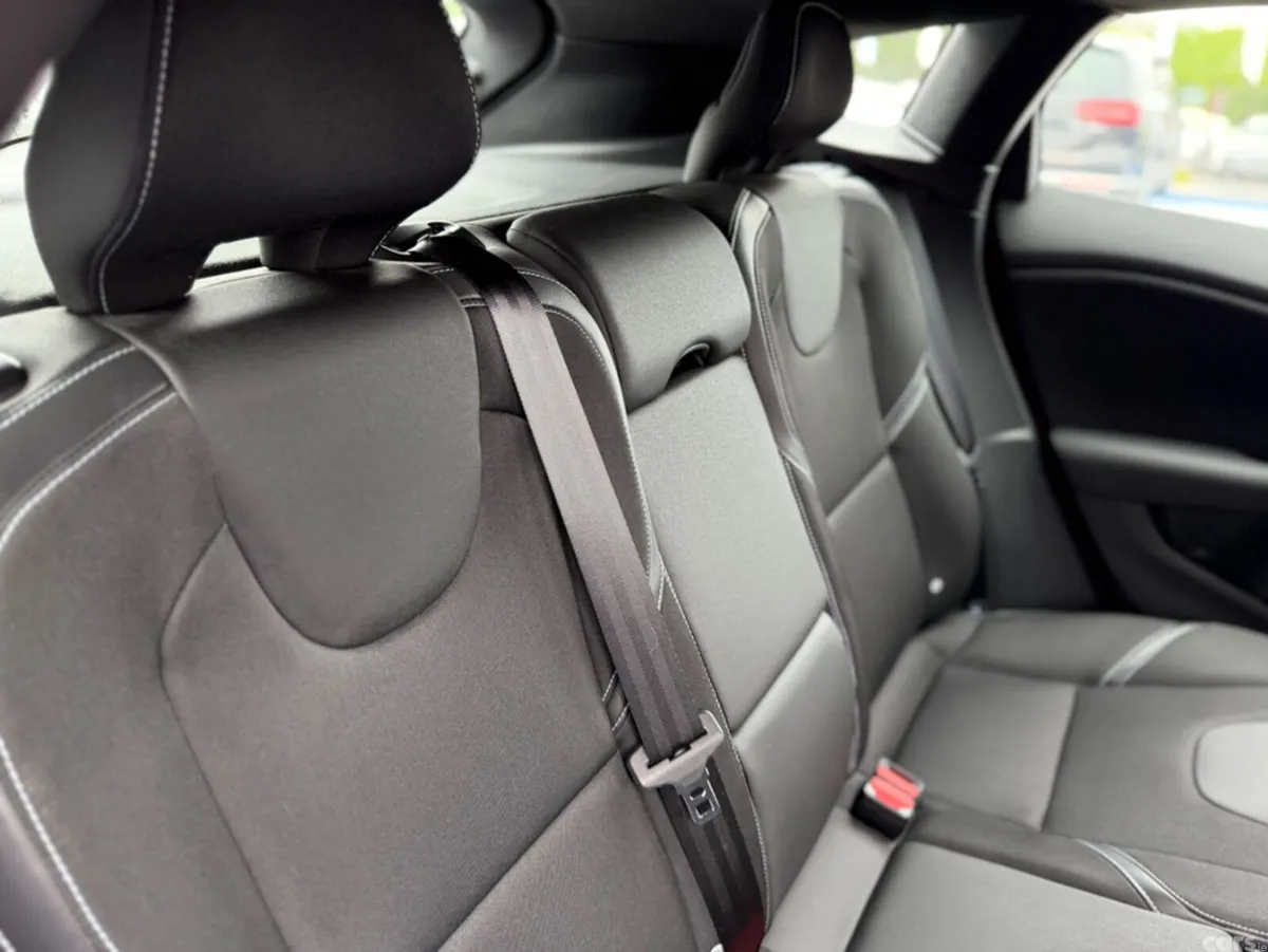 Volvo V40 Hatchback, Diesel, 2019, Red