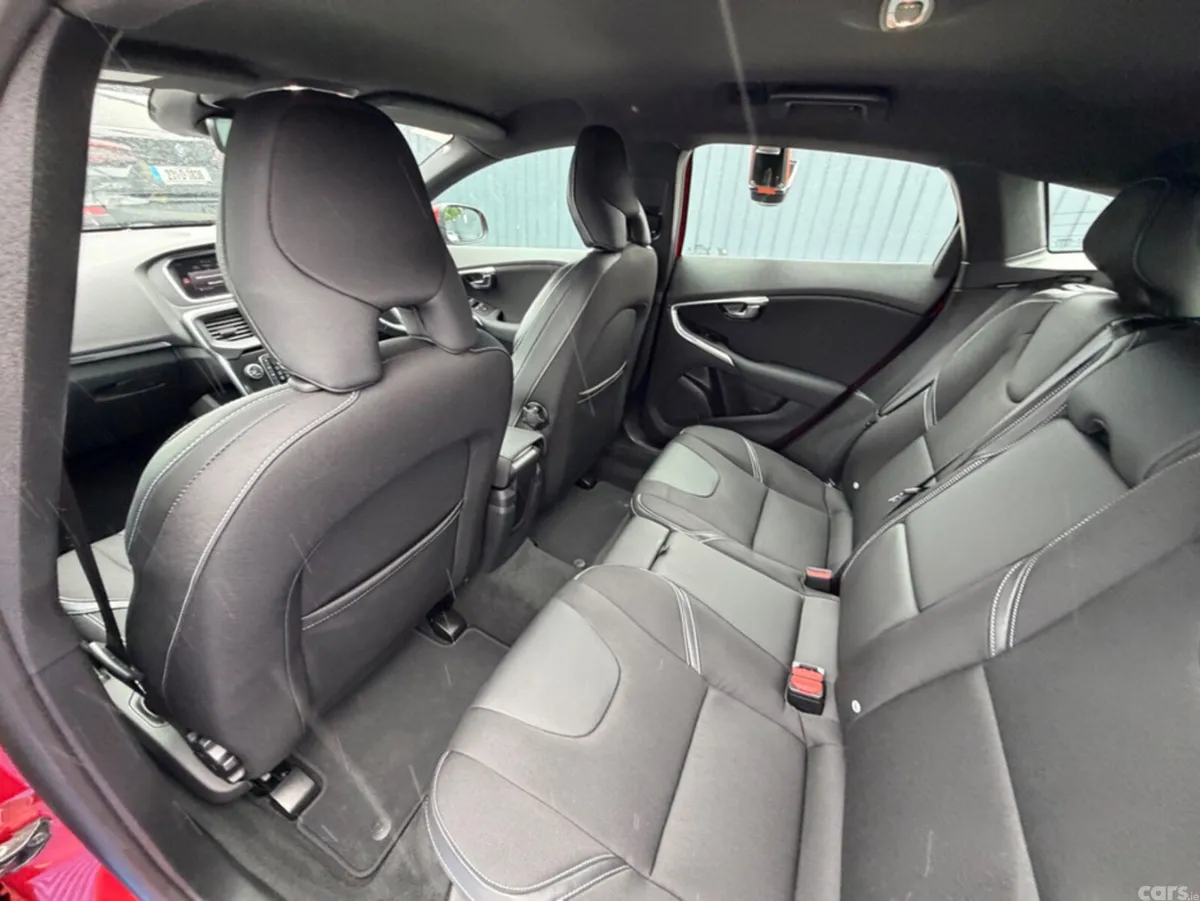 Volvo V40 Hatchback, Diesel, 2019, Red