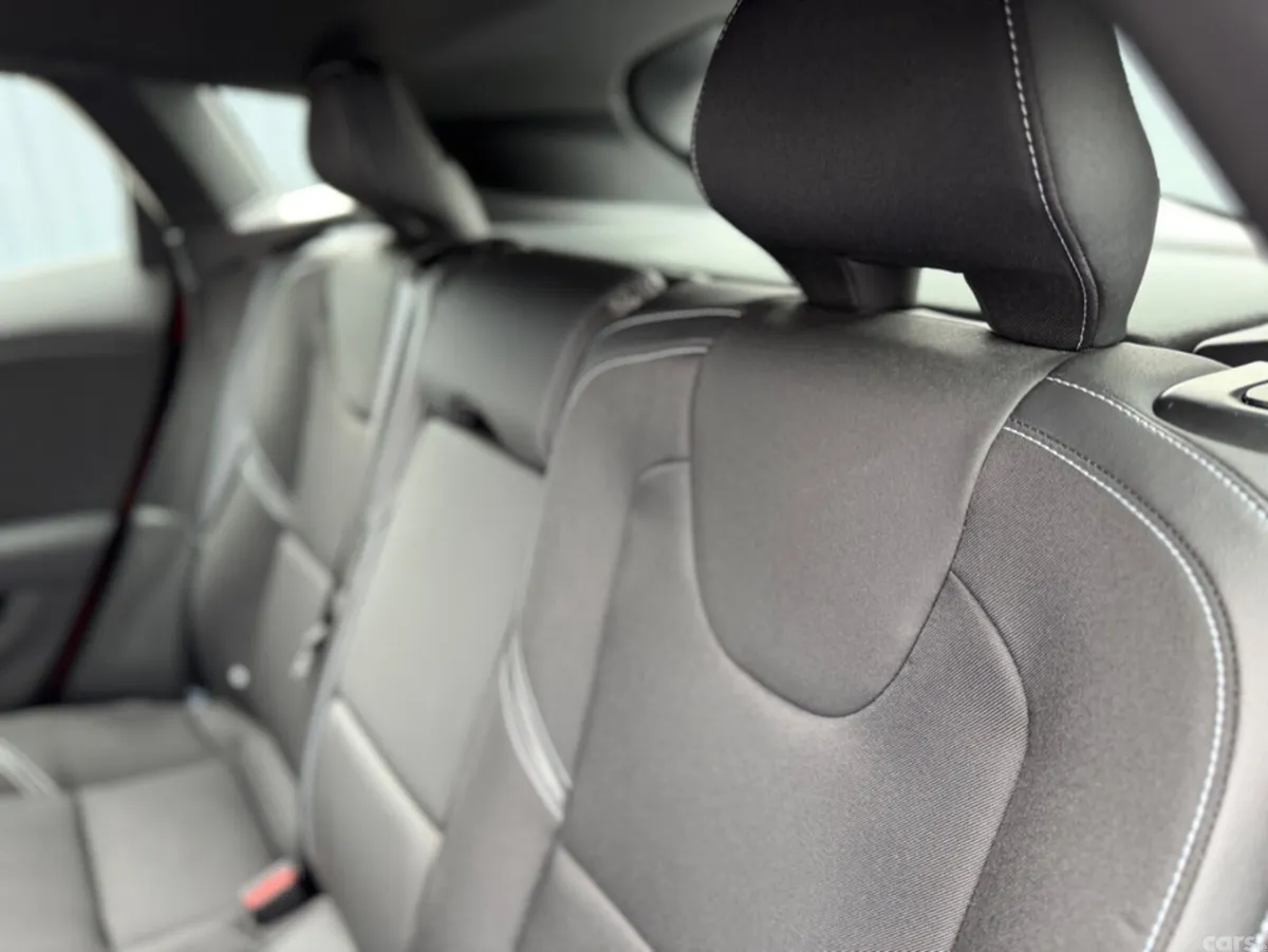 Volvo V40 Hatchback, Diesel, 2019, Red