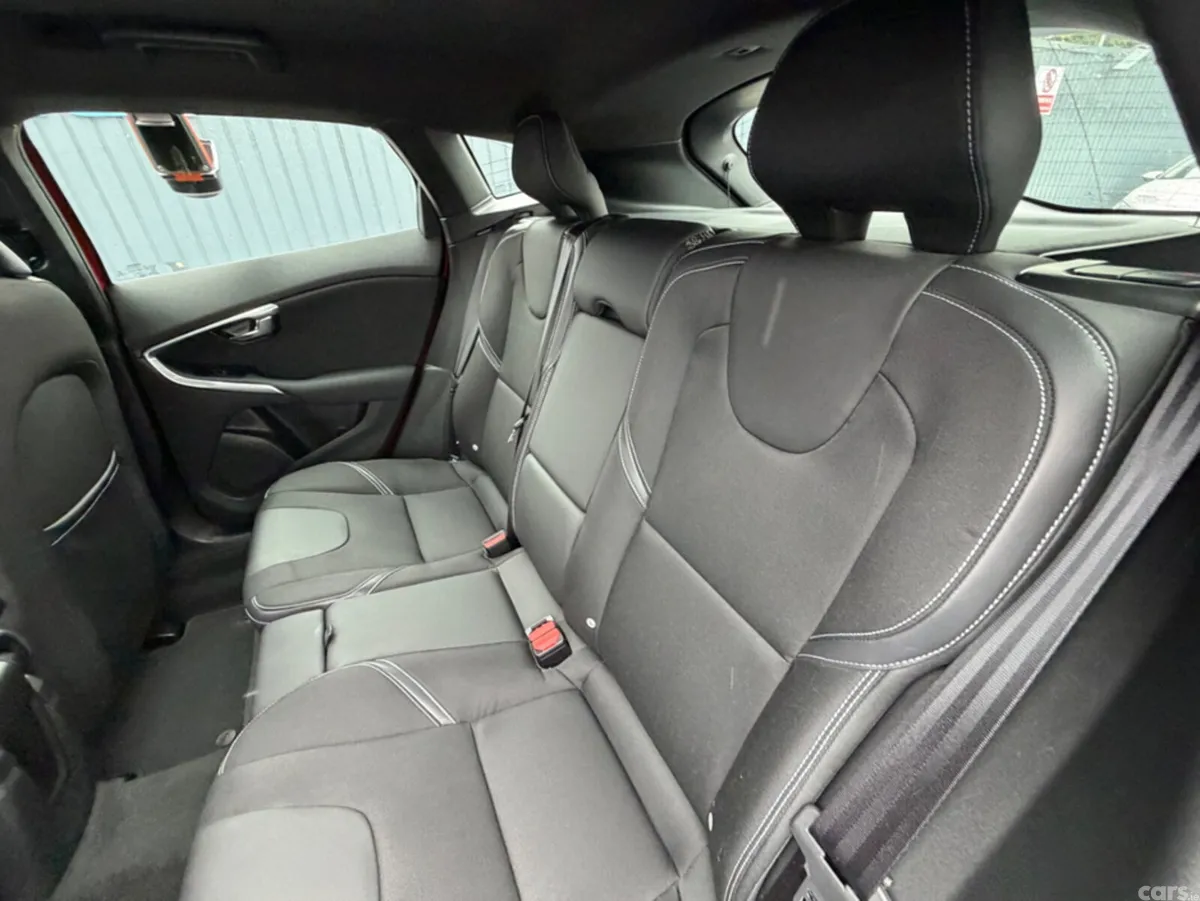 Volvo V40 Hatchback, Diesel, 2019, Red