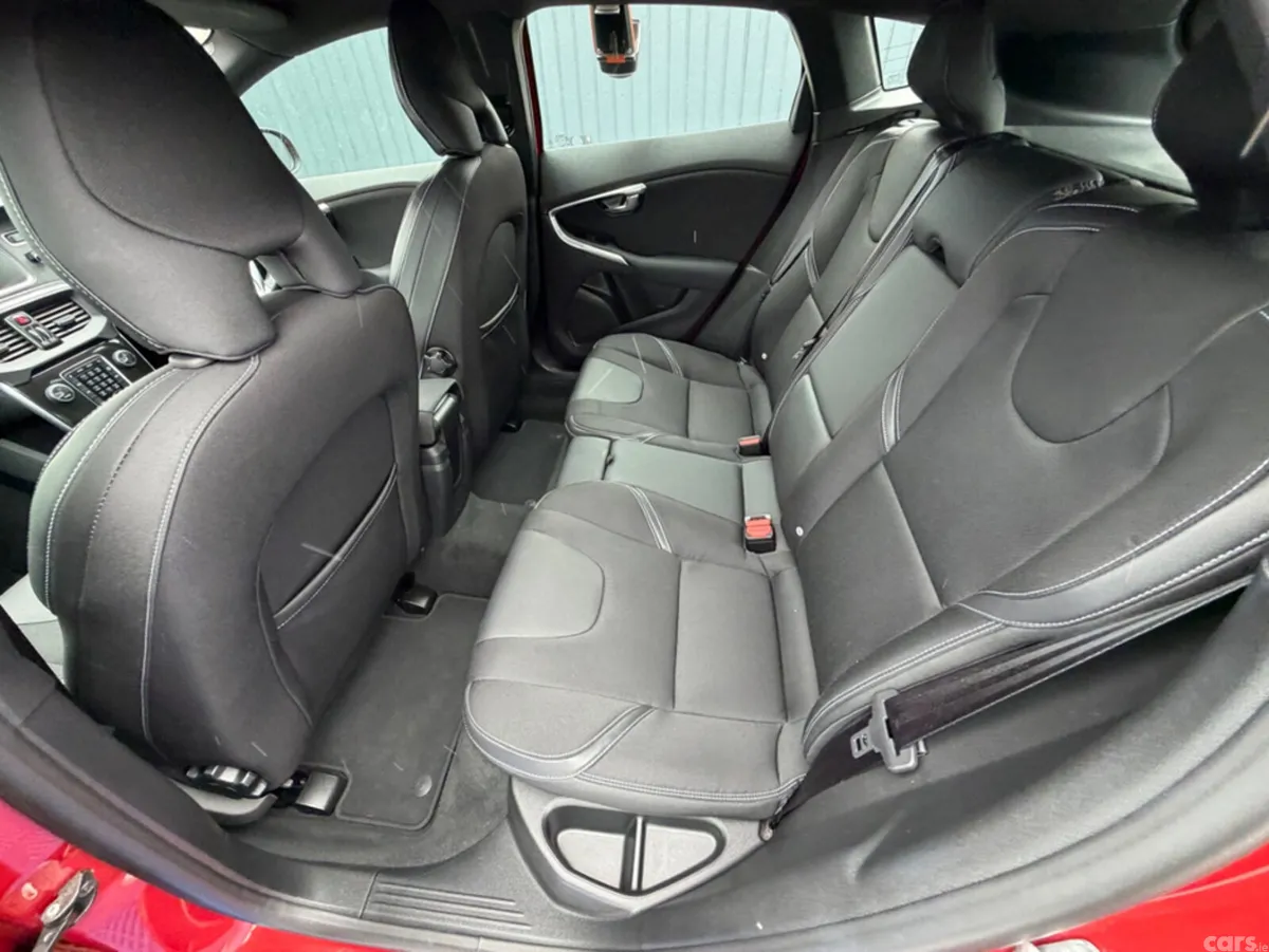 Volvo V40 Hatchback, Diesel, 2019, Red
